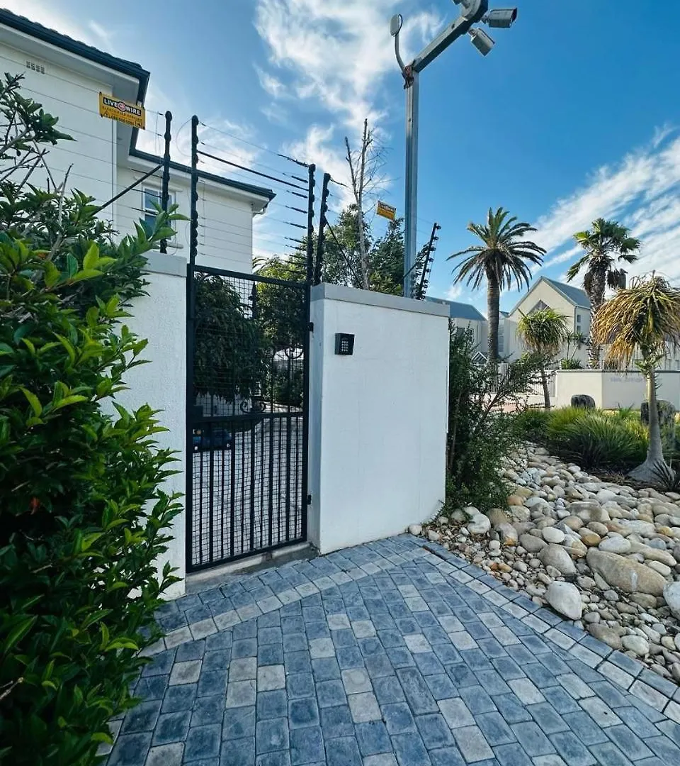 Guest house Charming Flatlet Near The Amazing Sunset Beach Cape Town